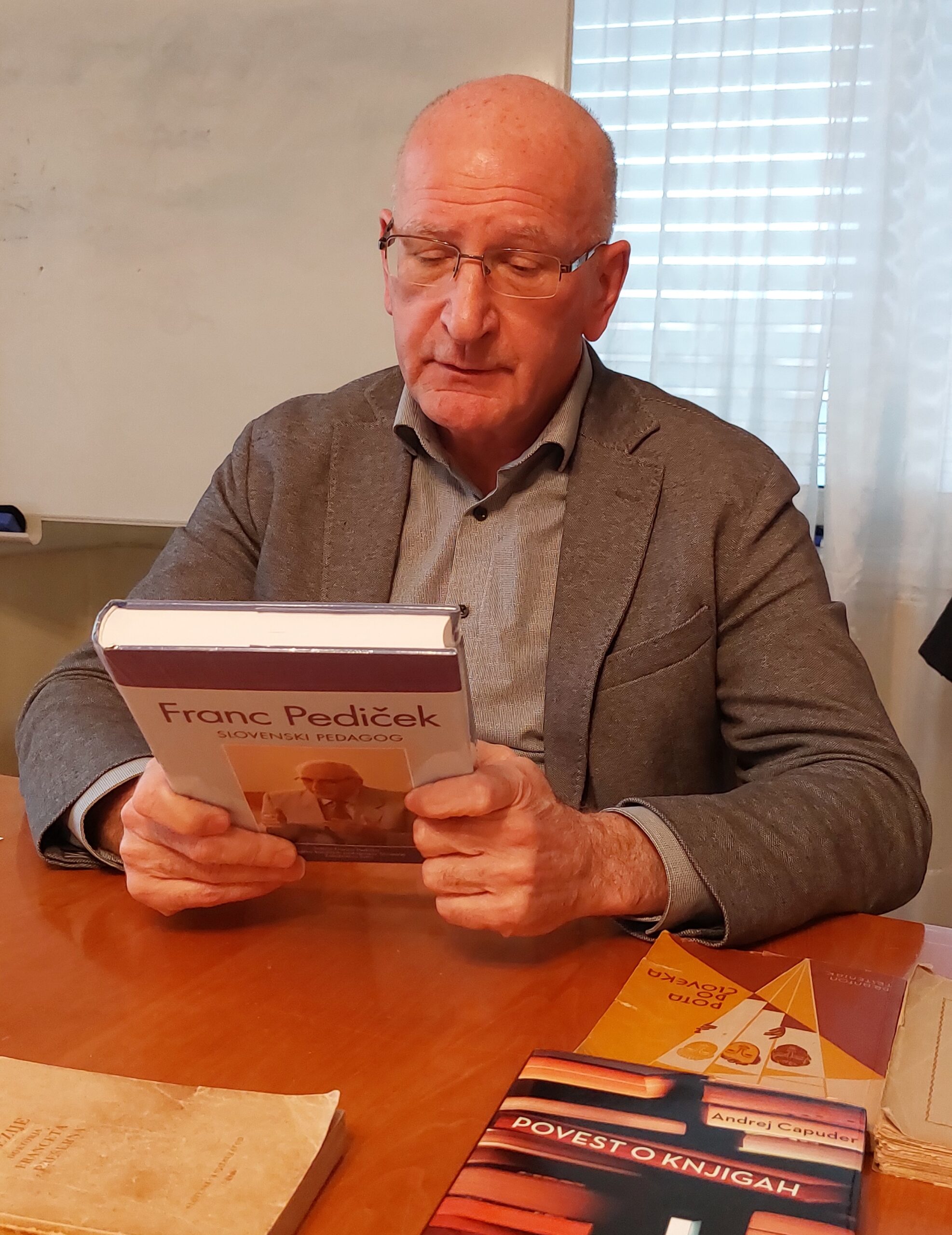 dr-sinkovec dr. Šinkovec z knjigo v rokah