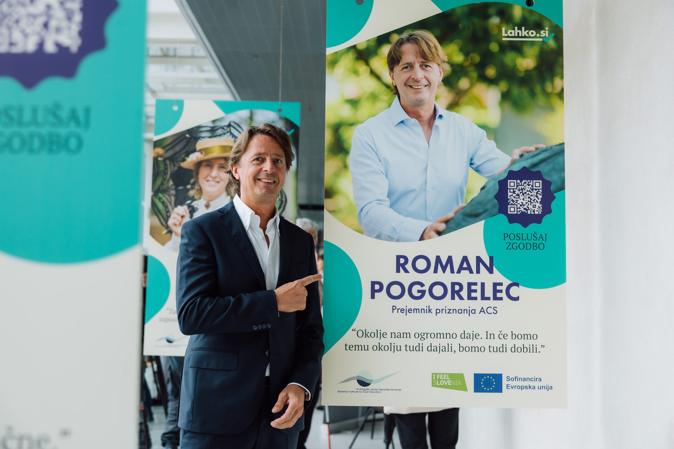 prejemnik priznanja ACS gospod v elegantni temno modri obleki