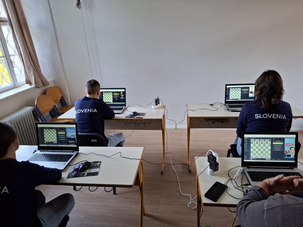 Štiri dekleta igrajo šah preko računalnika vsaka na svoji mizi.