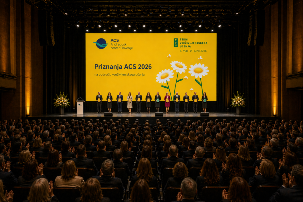 V veliki tmno dvorani sedijo ljudje in ploskajo. Na odru pa stoji 12 nagrajencev. V ozdaju je platno, kjer je prezentacija v rumeni barvi. Na desni strani so 3 bele marjetice na levi strani pa piše priznanje ACS 2026, na zgornjem delu prezentacije so logotipi.